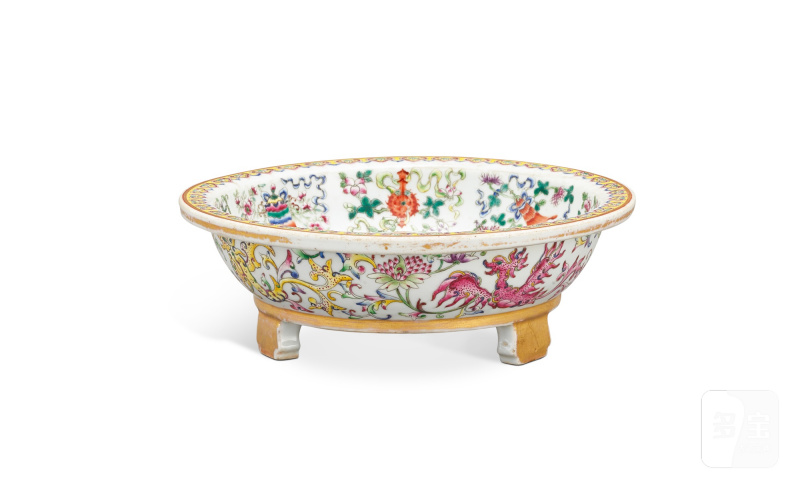 A famille-rose 'kuifeng' tripod dish and a famille-rose 'lotus' bowl, Qing dynasty, Guangxu - Xuantong period | 清光緒至宣統 粉彩夔鳳紋三足盤及粉彩荷塘盌 - 图7
